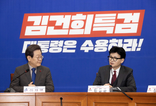 지난 2023년 12월29일 서울 여의도 국회 더불어민주당 대표실에 취임인사차 내방한 한동훈(오른쪽) 국민의힘 비상대책위원장이 이재명 민주당 대표 쪽을 보며 발언하고 있다.<연합뉴스 사진>